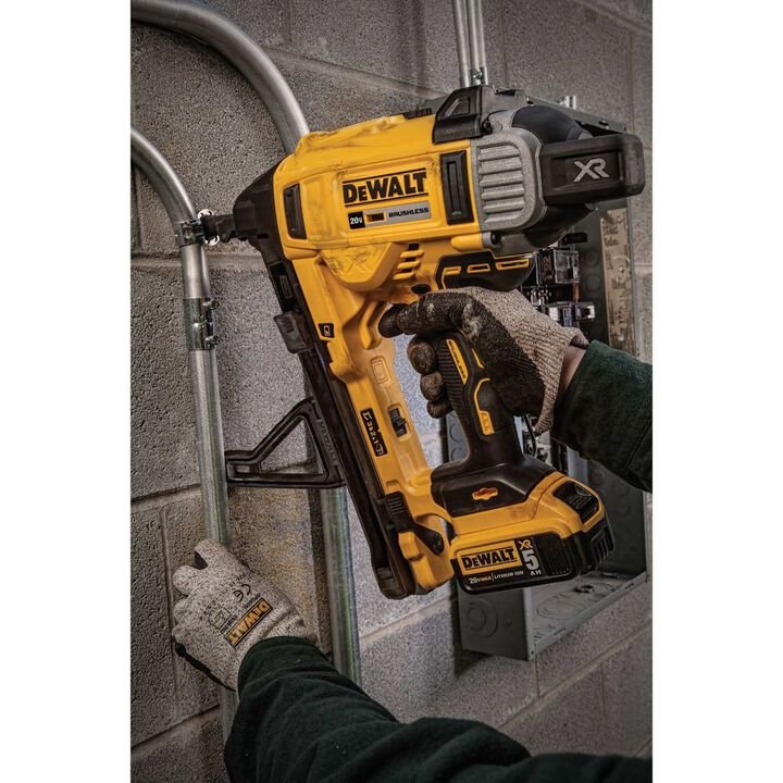 DEWALT 1In 20V MAX XR Cordless Concrete Nailer Kit with Pin Magazine - Image 3
