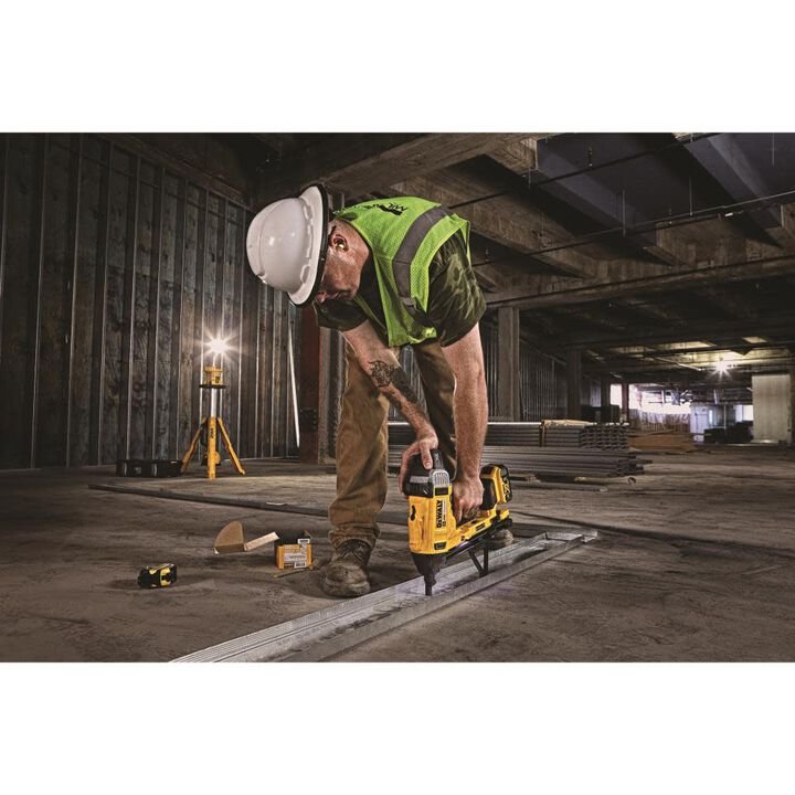 DEWALT 1in Magazine Cordless Concrete Nailer (Bare Tool) - Image 3