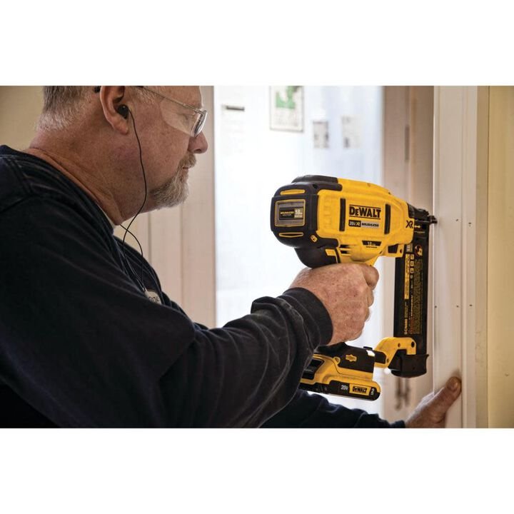 DEWALT 20 V MAX XR 18 Gauge Brad Nailer Kit - Image 3