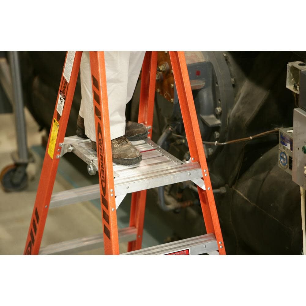 Werner 6 Ft. Type IA Fiberglass Platform Ladder with Casters - Image 3